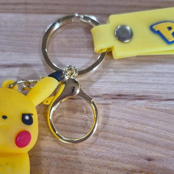 Light Up PIKACHU Keychain - Picture 4 of 5
